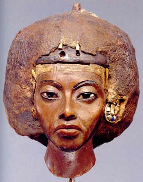 Fig. 2. Reina Tiye. Madera de tejo. Museo egipcio de Berlín.