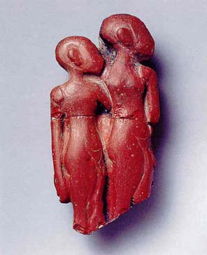 Fig. 3. Incrustación de un mueble mostrando a dos princesas. Vidrio rojo. Petrie Museum, University Collage. Londres.