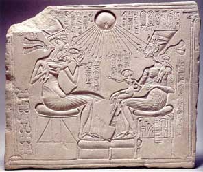Fig. 8. Estela sagrada con un relieve mostrando a Akhenatón y a Nefertiti con las princesas Meritatón, Meketatón y Ankhesenpaatón. Caliza. Museo egipcio de Berlin.