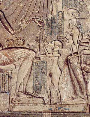 Fig. 9. Detalle de una estela excavada en Amarna en la que se muestra a Akhenatón entregando un pendiente a la princesa Meritatón. Piedra caliza. Museo Egipcio de El Cairo.