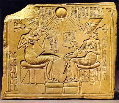 Fig. 65. Akhenaton y Nefertiti bajo el disco solar, el dios Atón.