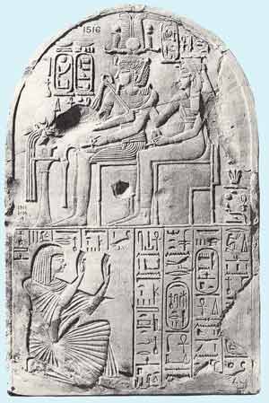 Fig. 90. Estela votiva de Neferhotep adorando a los deificados Amenofis l y Ahmose Nefertari.