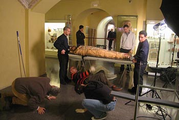 Colocación de la momia en la mesa de 'operaciones'