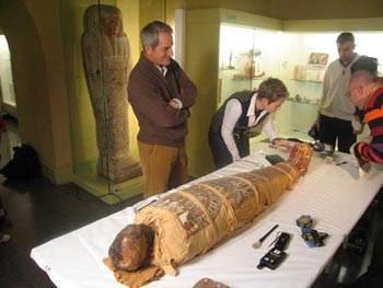 Leo supervisando los protocolos de exploración de la momia