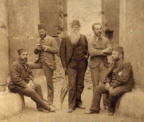 Eduard Toda, 2º por la derecha, junto a Maspero, en Karnak
