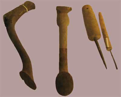 Fig.-9. Pequeñas hachas y punzones en madera y bronce. Deir el Medina XVIII din.(1540-1295 a.C.) excavación de Schiaparelli