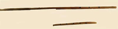 Fig.-14. Flautas, la mayor del área tebana colección Droveti 1824, la pequeña de Deir el Medina excavación de Schiaparelli 1905. Caña palustre XVIII-XIX din. (1295-1070 a.C.)