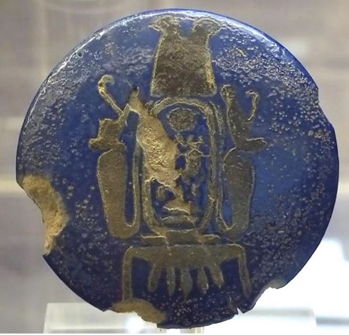 Imagen 7. Pomo con el nombre del faraón Ay
