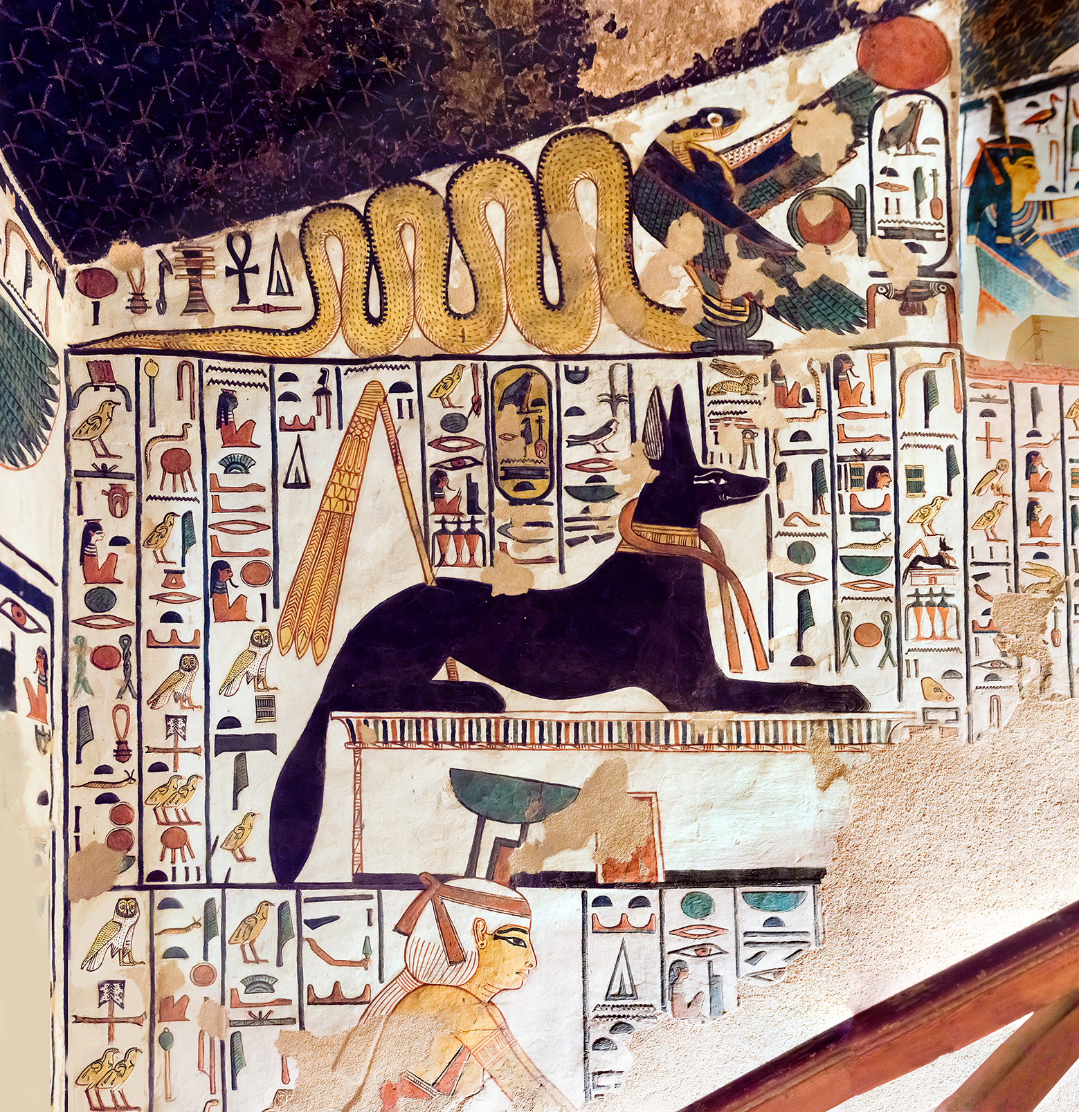 Imagen 10. Cobra protegiendo el cartucho de la reina y Anubis. Debajo Neftis. Muro derecho