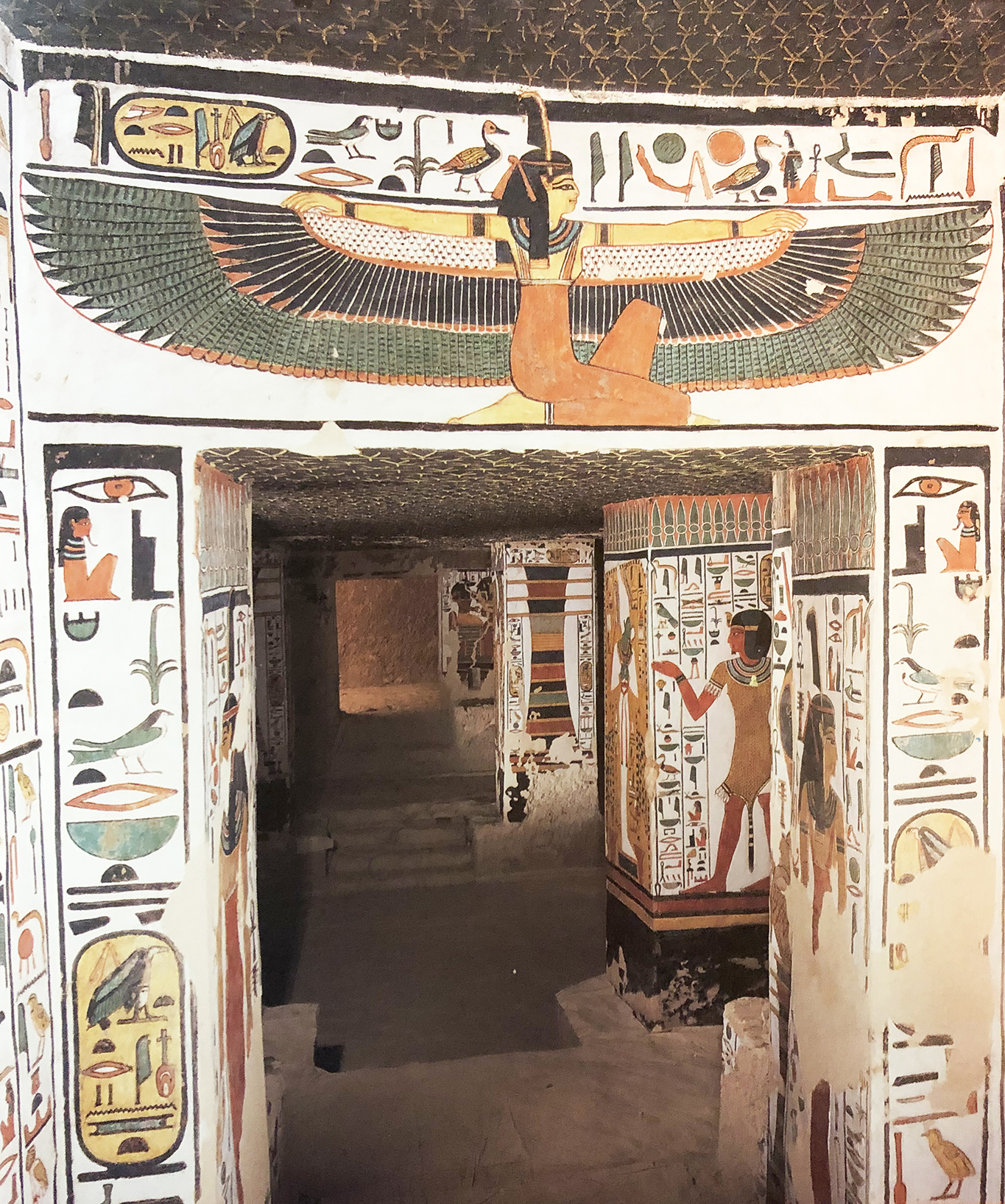 Imagen 12. Maat en el dintel y las jambas de acceso a la cámara del sarcófago
