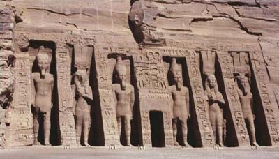 Templo de dicado a la reina Nefertari y a la diosa Hathor en Abu Simbel
