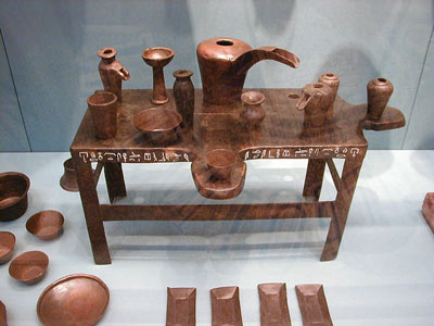 Mesa de ofrendas y recipientes rituales del sacerdote lector Idy. Abidos, VI dinastía. Museo Británico de Londres
