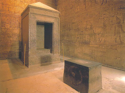 Templo de Edfu: En el interior del santuario está el «naos» donde se guardaba la imagen del dios Horus. Delante hay un pedestal sobre el que se colocaba la barca sagrada