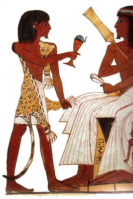 Un hijo del difunto Sennedjem, vestido con una piel de leopardo, realizando las funciones de «sacerdote sem»